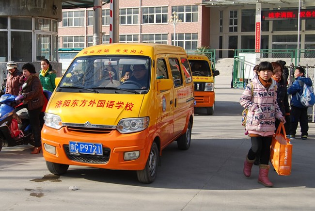 洛陽(yáng)東方外國(guó)語(yǔ)學(xué)校校車接送