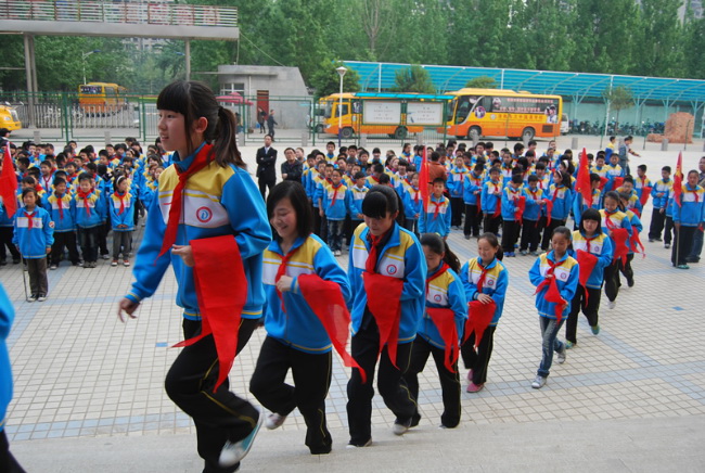 洛陽(yáng)東方外國(guó)語學(xué)校少先隊(duì)建隊(duì)儀式入場(chǎng)入隊(duì)