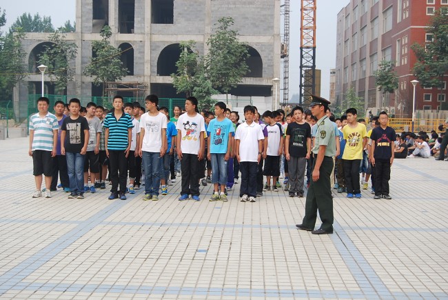 洛陽(yáng)東方外國(guó)語(yǔ)學(xué)校初中部2012新生軍訓(xùn)