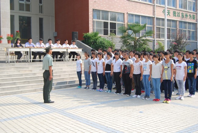 洛陽東外中學(xué)部新生軍訓(xùn)會操表演