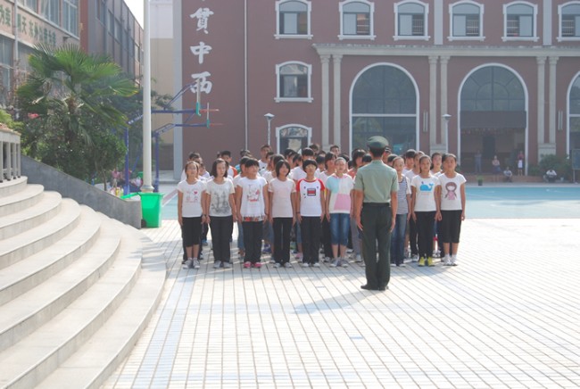 洛陽(yáng)東外中學(xué)部新生軍訓(xùn)會(huì)操表演