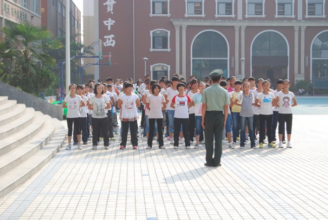 洛陽東外中學(xué)部新生軍訓(xùn)會操表演