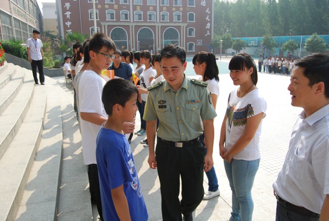 洛陽(yáng)東外中學(xué)部新生軍訓(xùn)會(huì)操表演