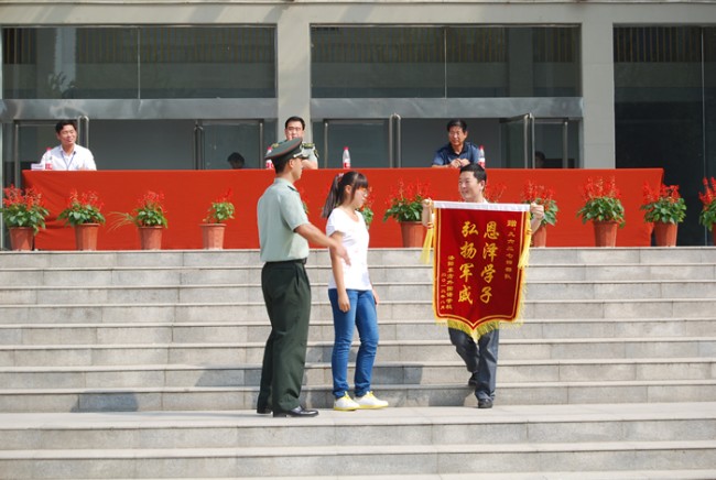 洛陽(yáng)東外中學(xué)部新生軍訓(xùn)會(huì)操表演