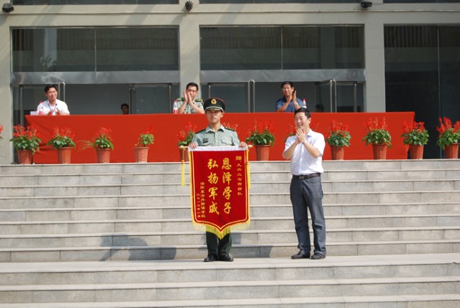 洛陽(yáng)東外中學(xué)部新生軍訓(xùn)會(huì)操表演