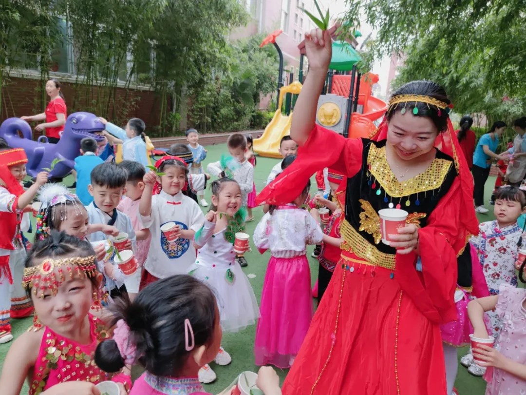 洛陽東方外國語幼兒園獻(xiàn)禮建黨一百年暨六一民族大聯(lián)歡活動(dòng)