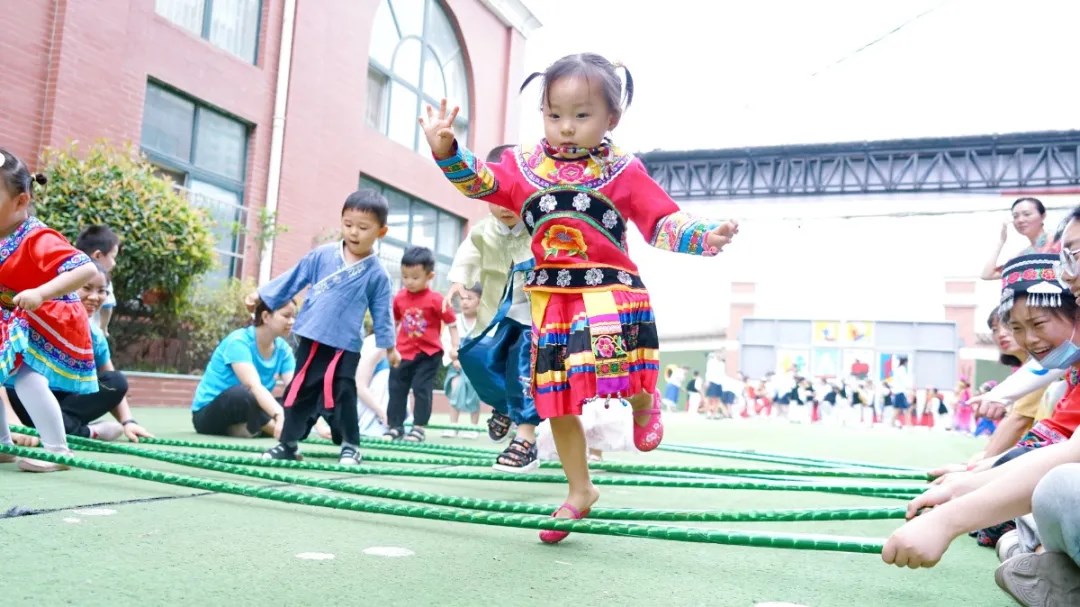 洛陽東方外國語幼兒園獻(xiàn)禮建黨一百年暨六一民族大聯(lián)歡活動(dòng)