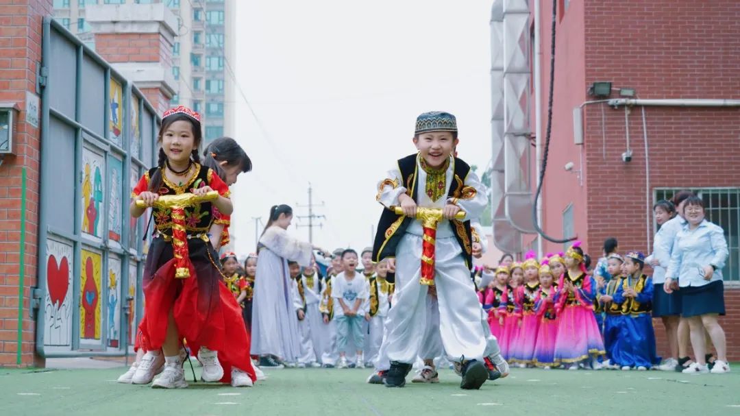 洛陽東方外國語幼兒園獻(xiàn)禮建黨一百年暨六一民族大聯(lián)歡活動(dòng)